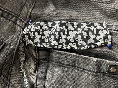 蝴蝶片固定在上面的一条牛仔裤的口袋里。