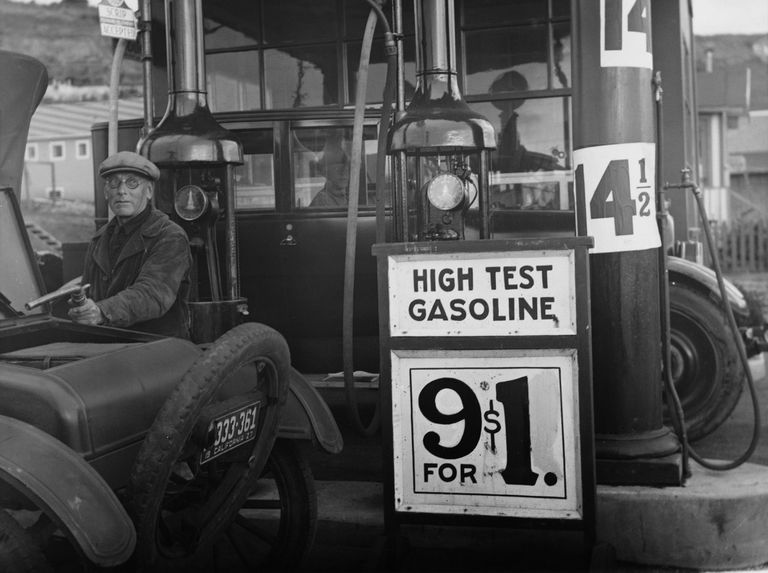 旧煤气标志的黑白照片，当时汽油是9加仑1美元。＂class=