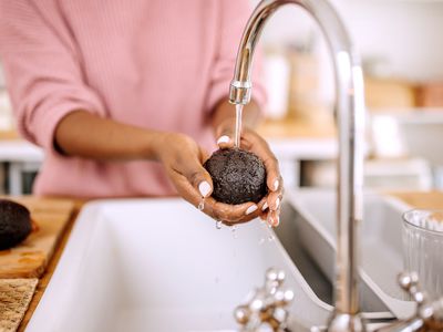 女人在水槽里洗牛油果