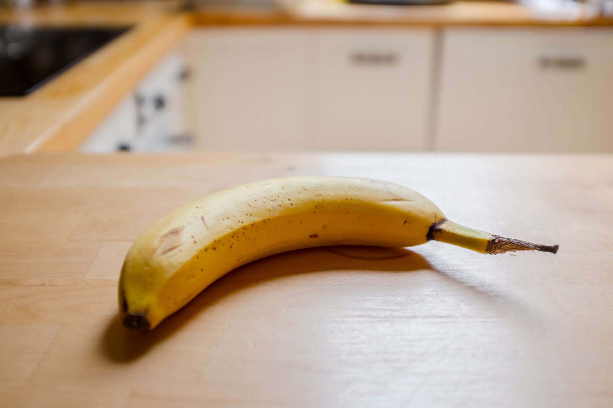 熟透的香蕉放在厨房的木质台面上