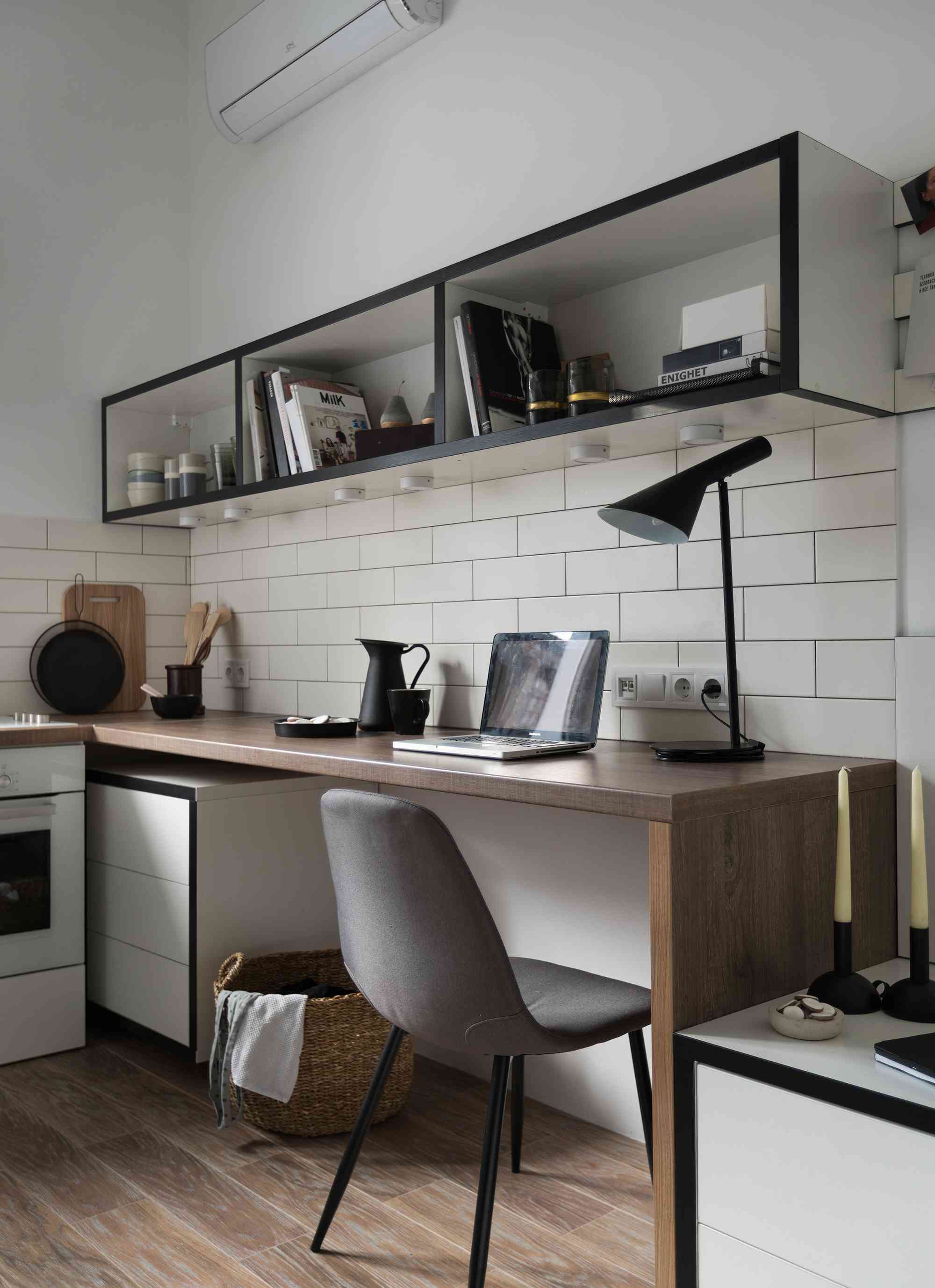 敖德萨微型公寓翻新Fateeva设计书桌