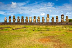 复活节岛上的一条巨型石雕像（Moai）