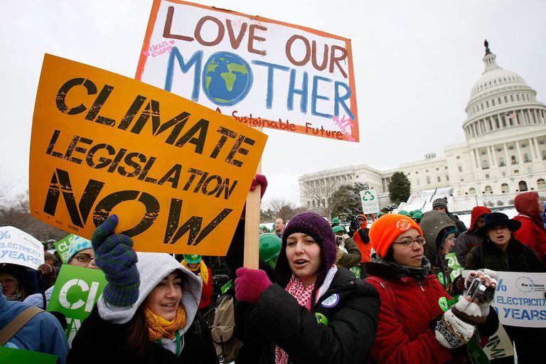 2009年3月2日，在华盛顿特区的美国国会大厦西草坪上，积极分子手持标语参加2009年权力转移集会。青年活动人士呼吁国会对气候变化、能源和经济采取紧急行动。＂class=