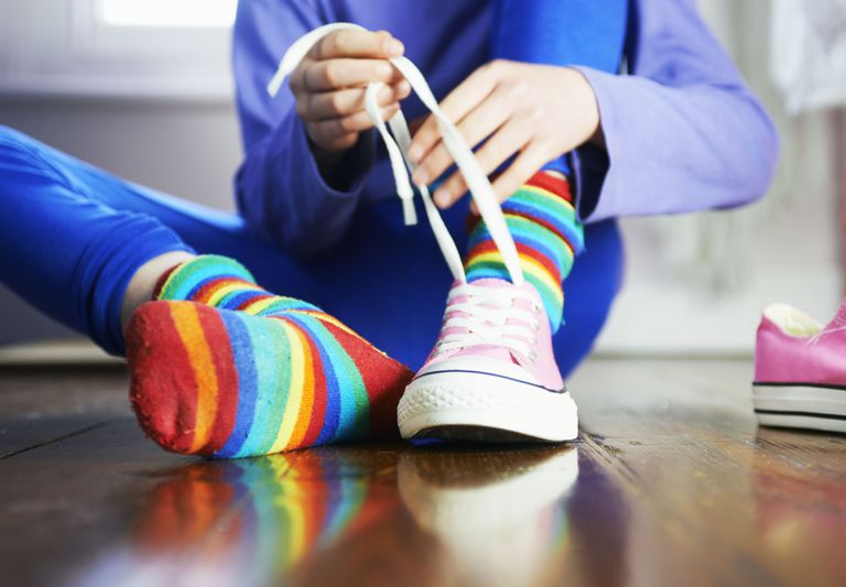 小孩用彩色袜子系鞋带
