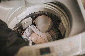 在机器里洗衣服