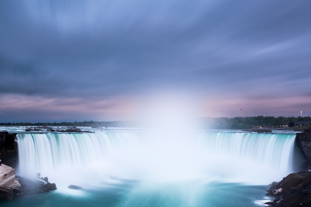 马蹄瀑布是一个块瀑布，在日落时流入宽阔的河流