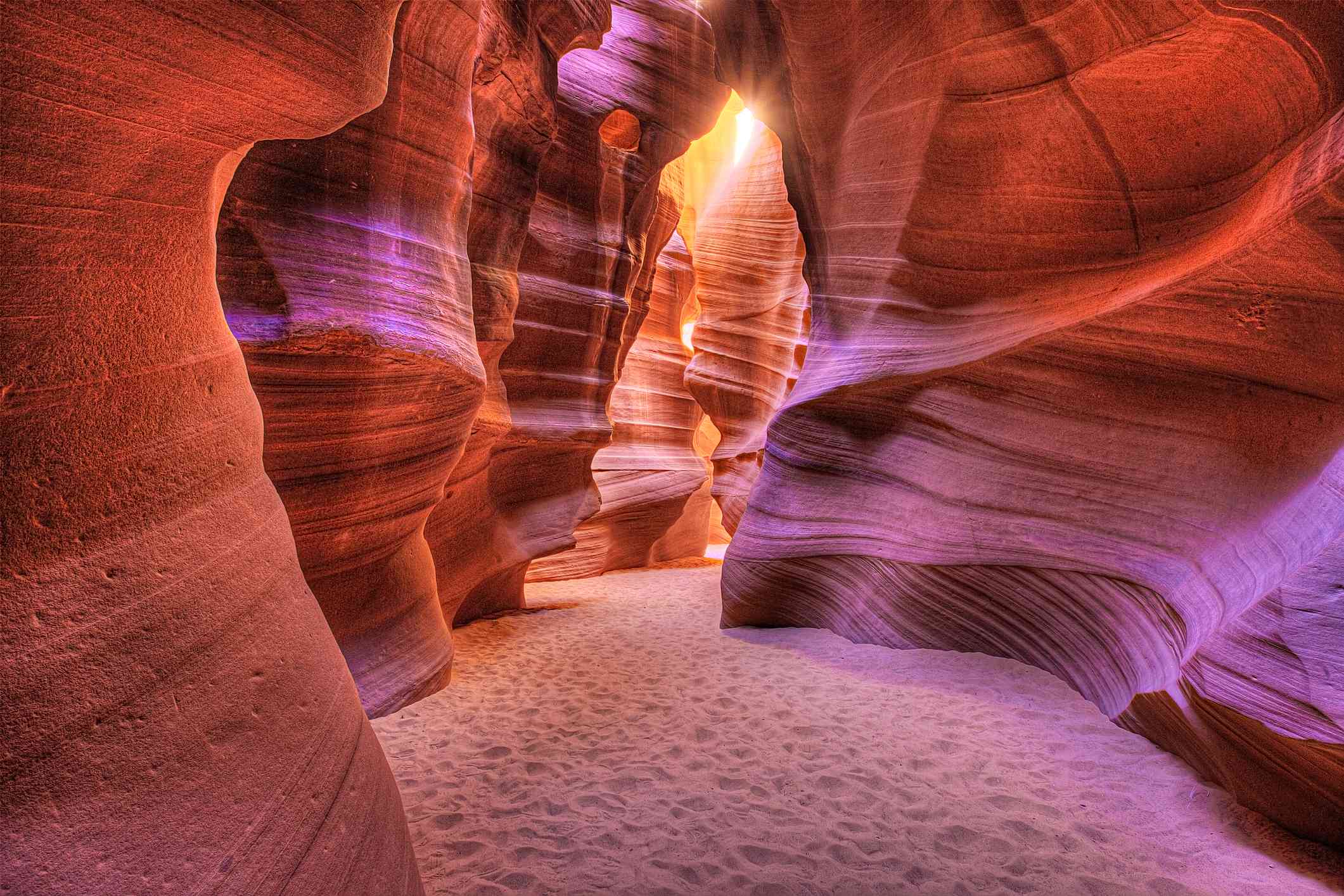 峡谷中发光的紫色和橙色砂岩