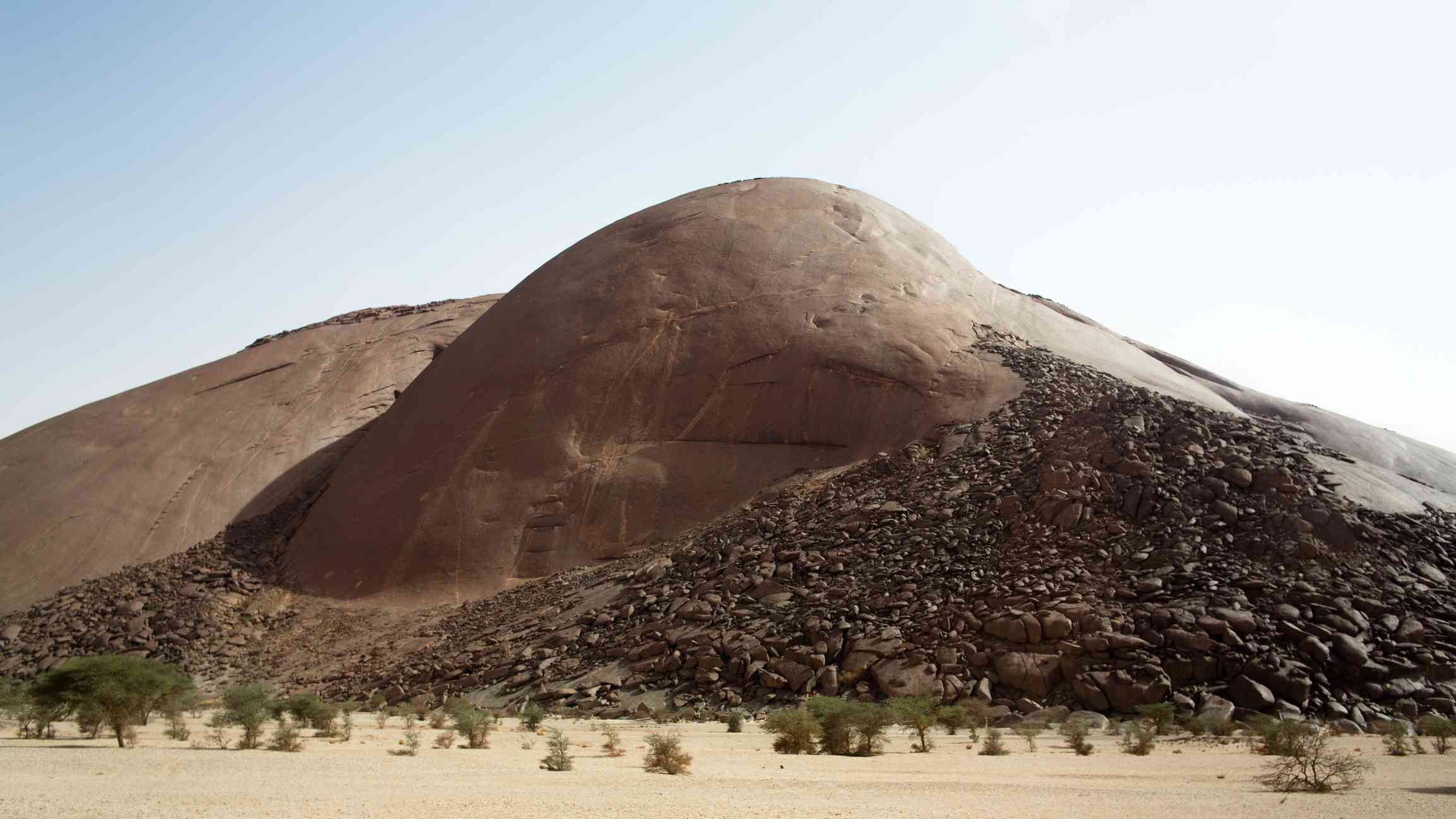 沙漠景观中的圆形巨石