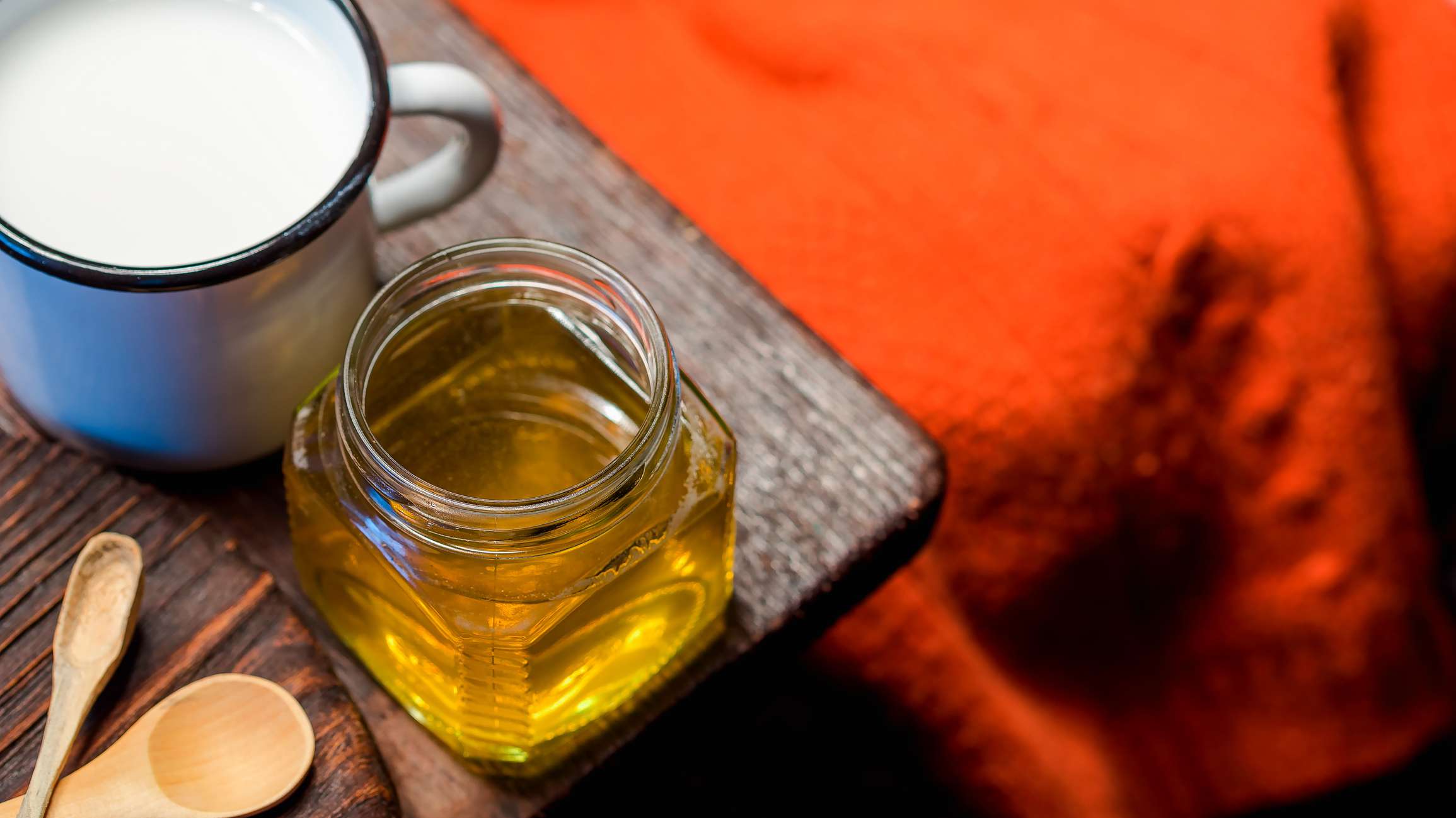 牛奶和蜂蜜的护肤品黑头粉刺治疗木头桌子。