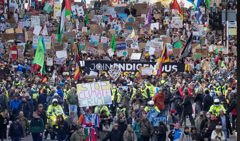 2021年11月5日，在苏格兰格拉斯哥举行的“为未来的星期五”游行中，示威者穿过城市。＂class=