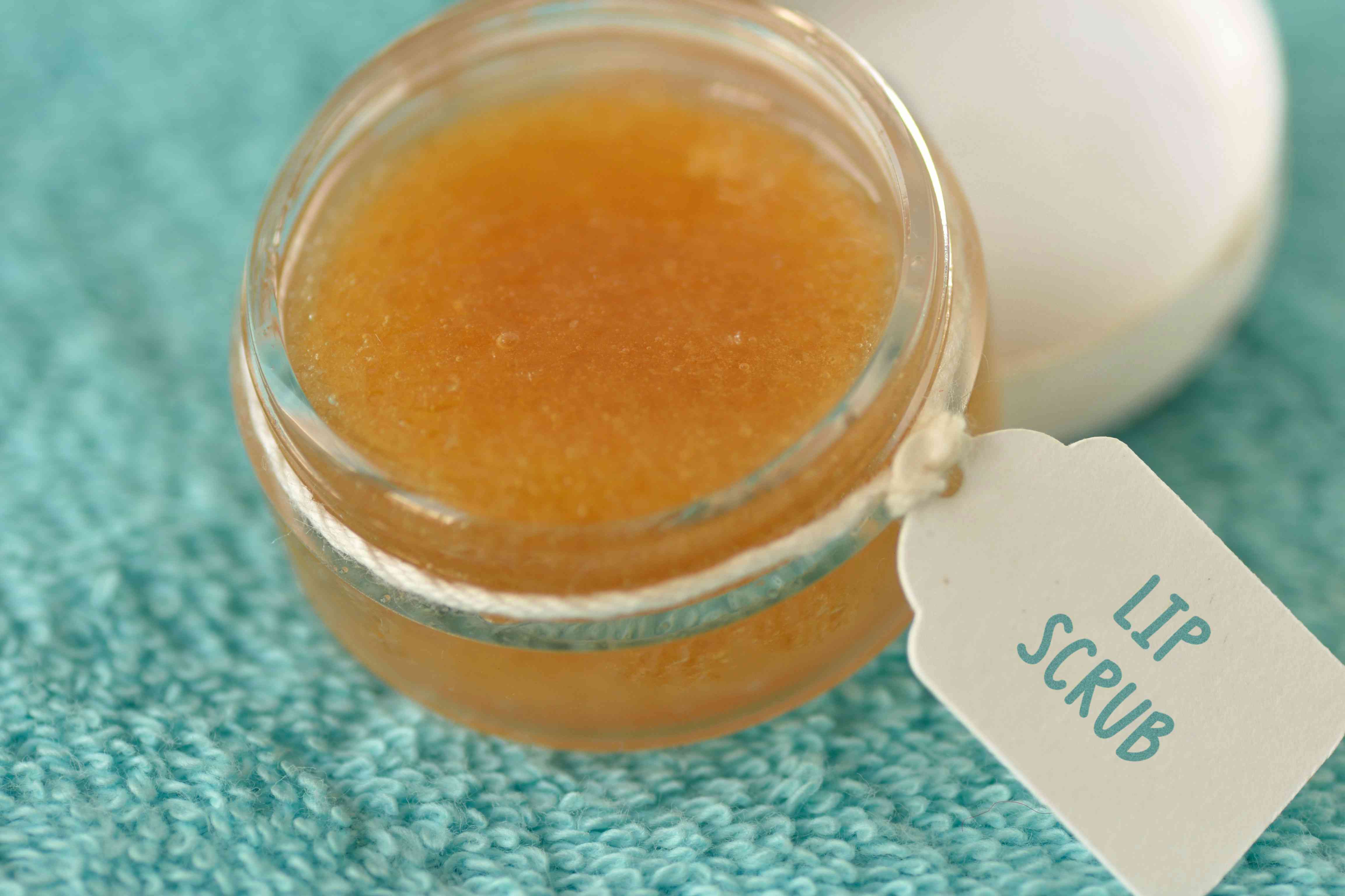 用红糖、蜂蜜和橄榄油装在玻璃罐里自制磨砂膏