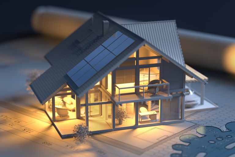房屋模型上的太阳能电池板和建筑图纸＂class=