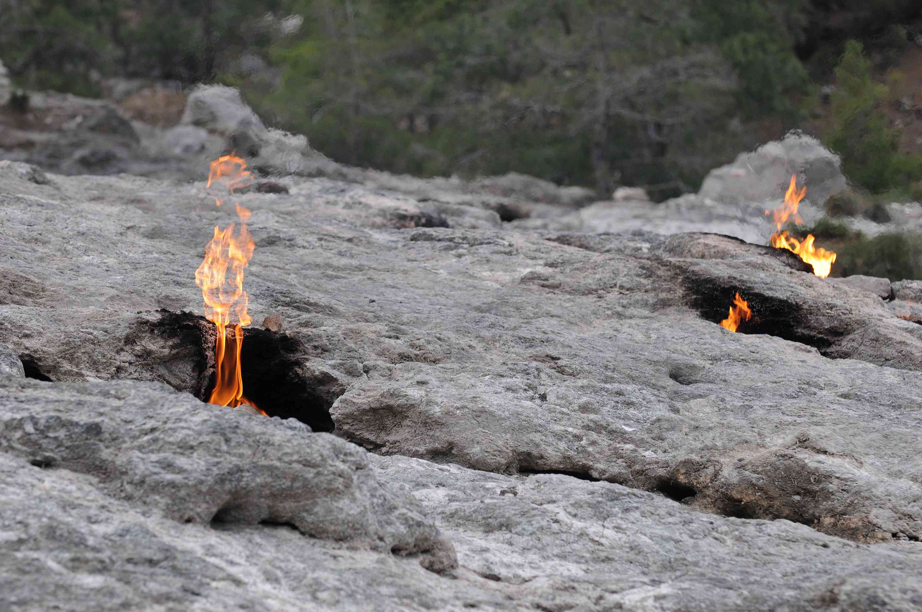 从奇美拉山的岩石中喷出永恒的火焰