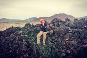 杰斯·菲尼克斯在加利福尼亚的一块熔岩流中间。