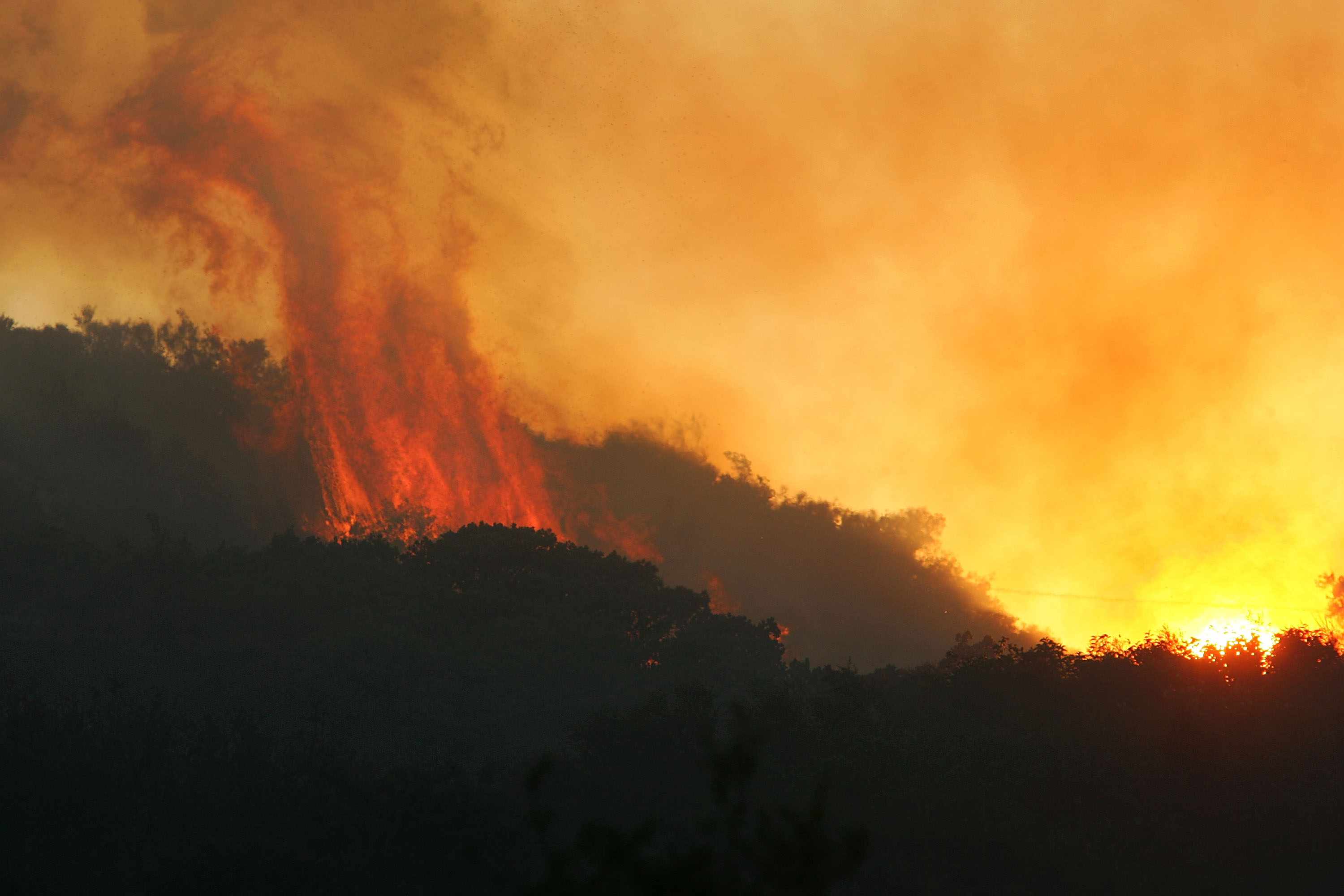 火焰从圣巴巴拉的森林山上升起