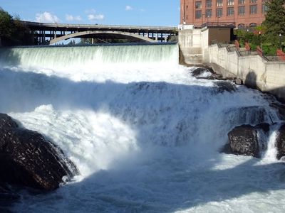 华盛顿州的斯波坎瀑布，河水从多个水平面倾泻而下