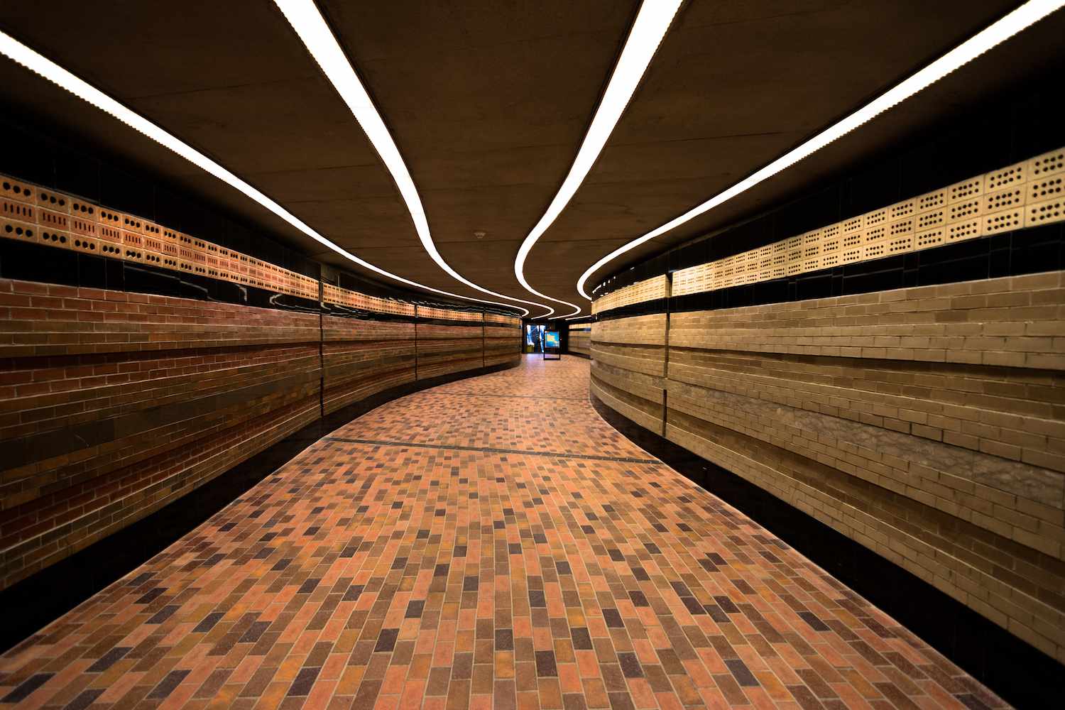 一条现代隧道连接蒙特利尔地下城市的细分市场