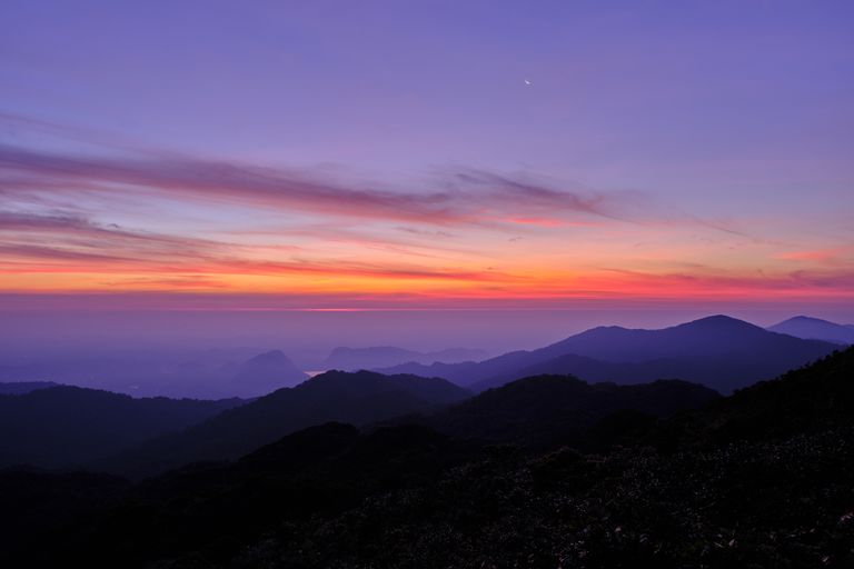 日落时的轮廓山对着天空的风景