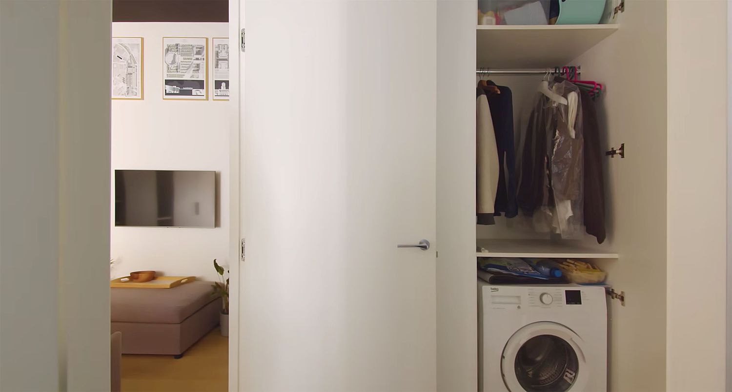 Luini小公寓装修的Davide Minervini洗衣机在走廊