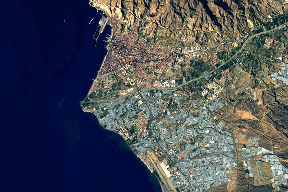 从Landsat 8卫星上看到的Almería温室