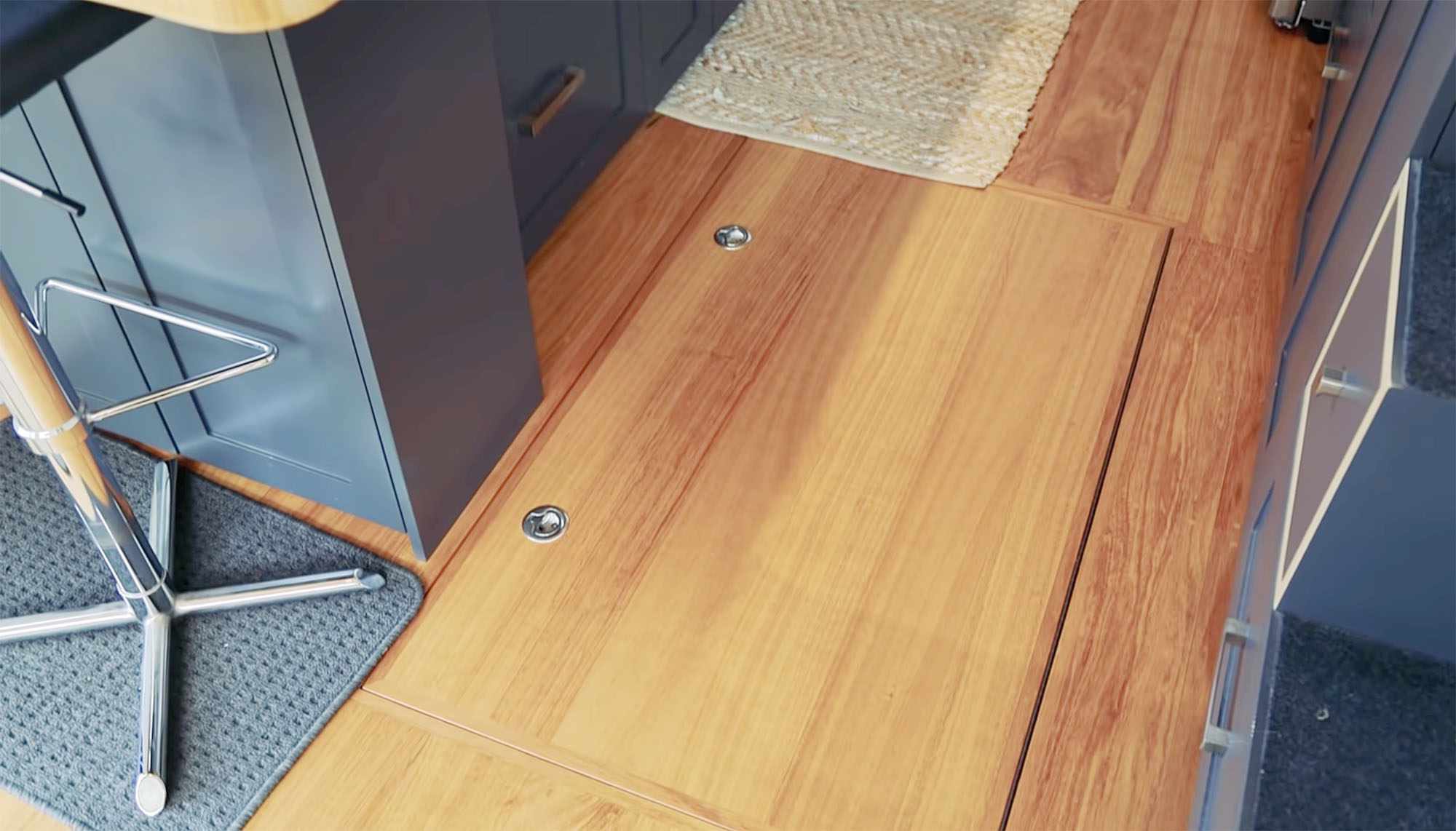 马克的DIY现代小房子地板储物“width=