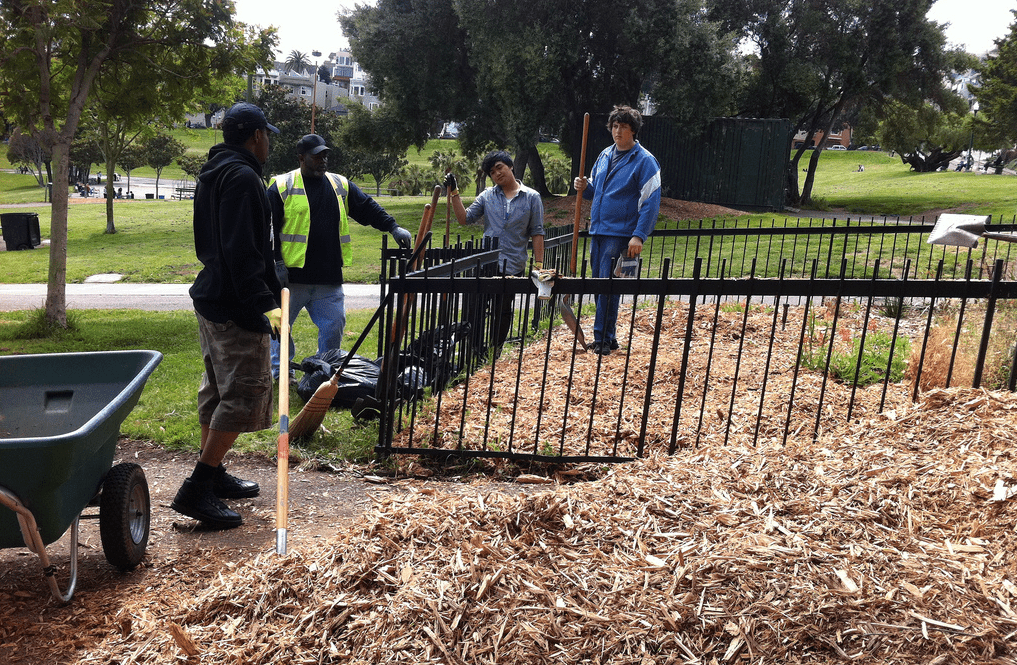 志愿者帮助改善德洛丽丝公园于2011年地球日在旧金山。