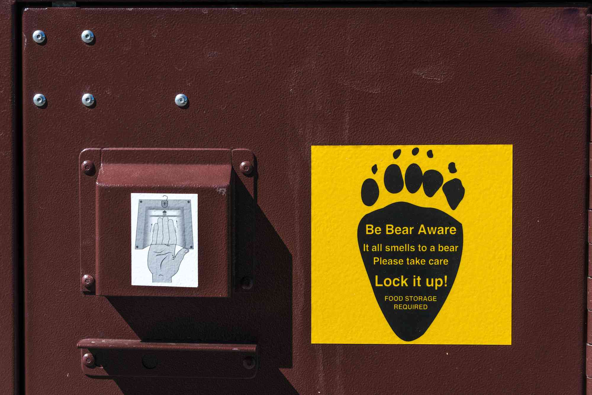 大提顿国家公园的熊安全垃圾桶＂width=