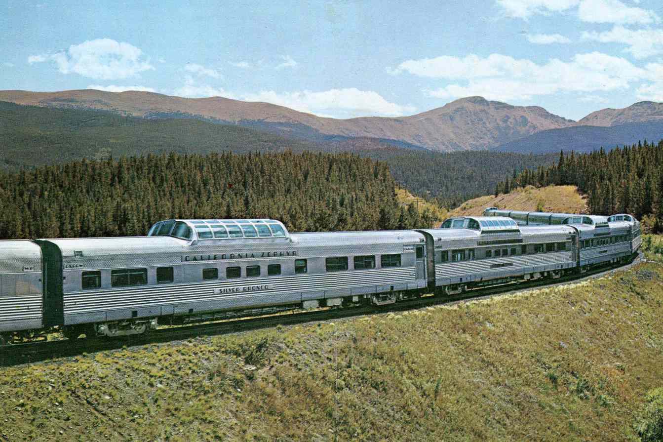 加利福尼亚和风列车与科罗拉多落基山脉的背景