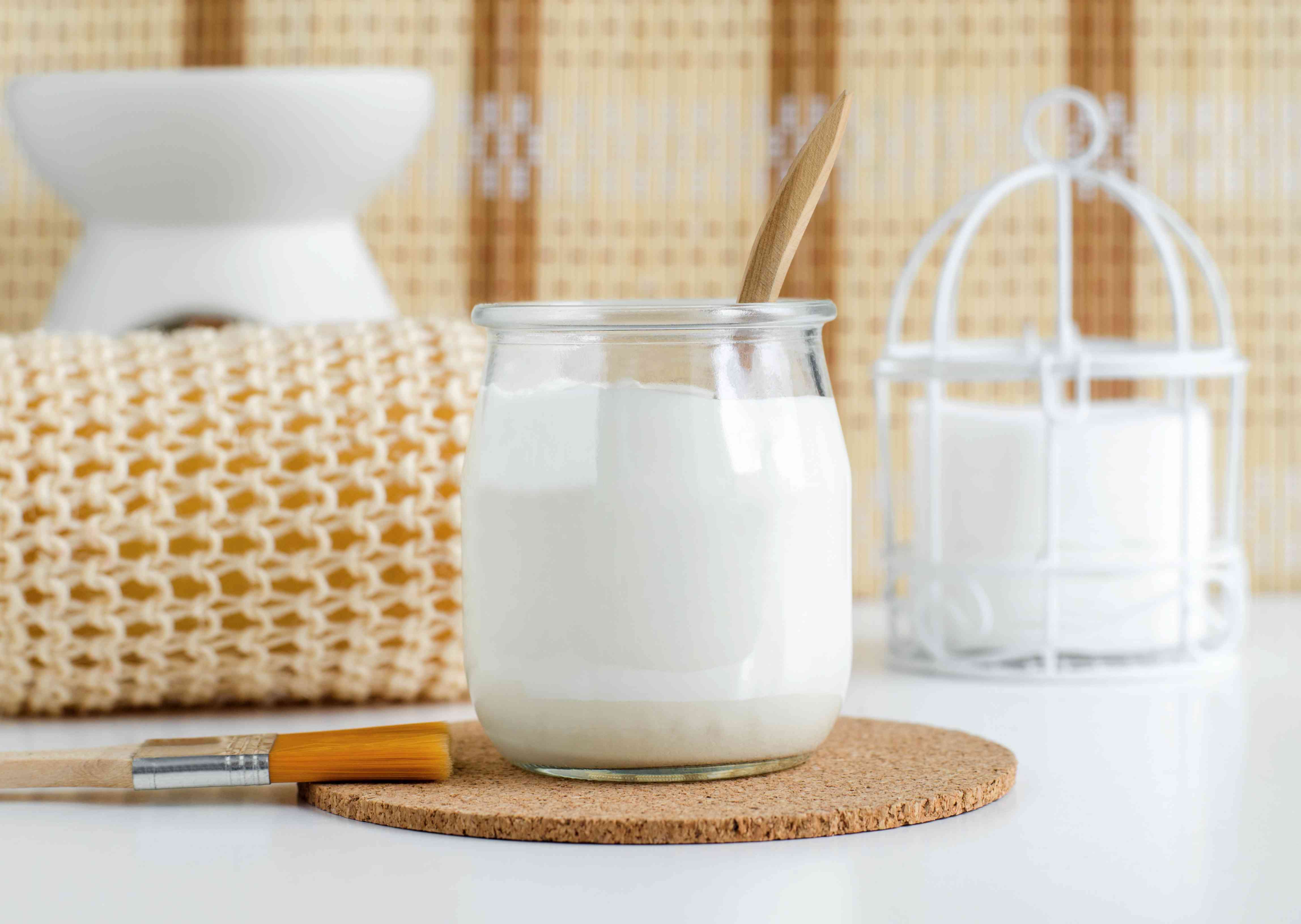 玻璃罐中的自制希腊酸奶脸和发膜。DIY自然美容处理食谱。复制空间