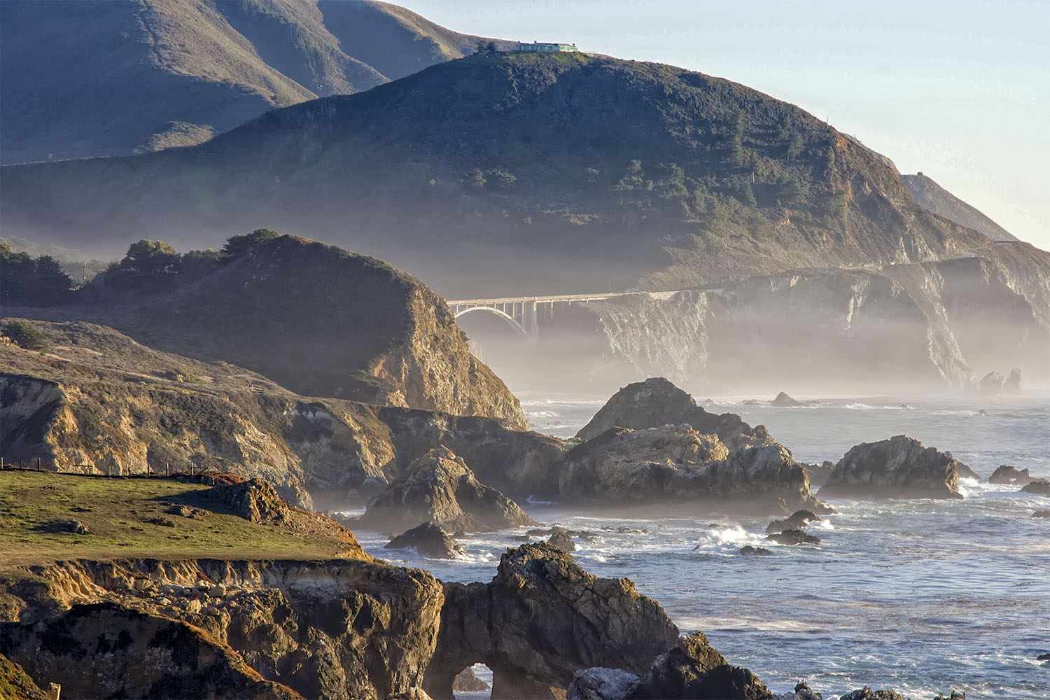 在加利福尼亚的部分多云的日子里，大苏尔的朦胧而岩石的海岸