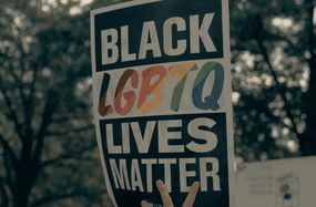 黑色的同性恋群体的生活事抗议标语”width=