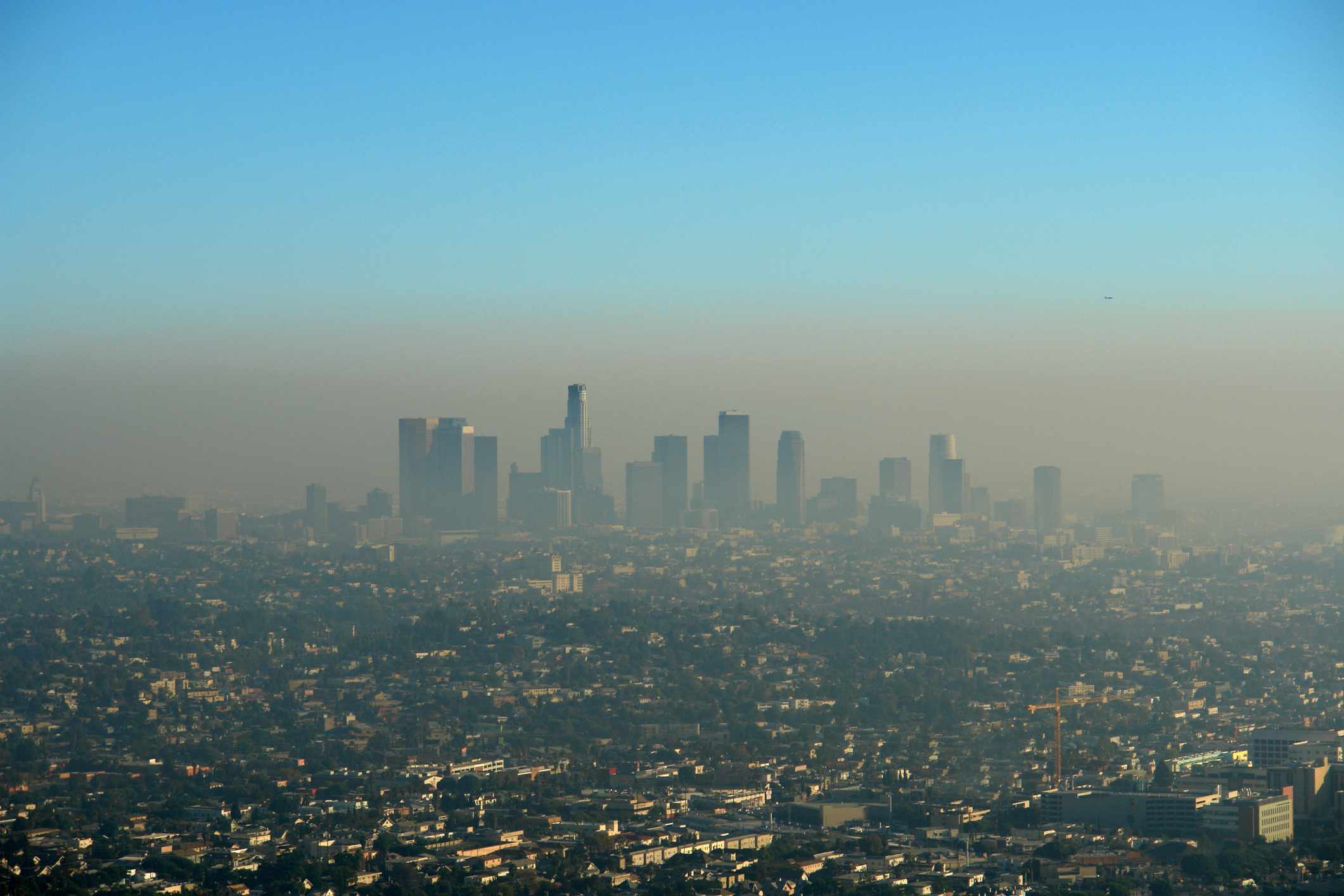 洛杉矶的棕色层烟雾“width=