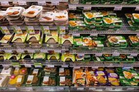 在超市展示大量的素食产品和肉类替代品