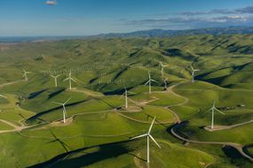 北加州的一个由48个涡轮机组成的风电场＂width=