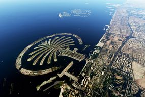 迪拜棕榈群岛的卫星图像＂width=