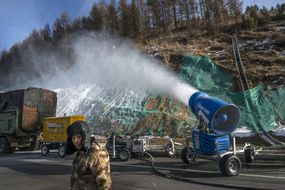 北京2022年奥运会前夕，中国张家口的造雪机在山坡上喷洒雪花＂width=