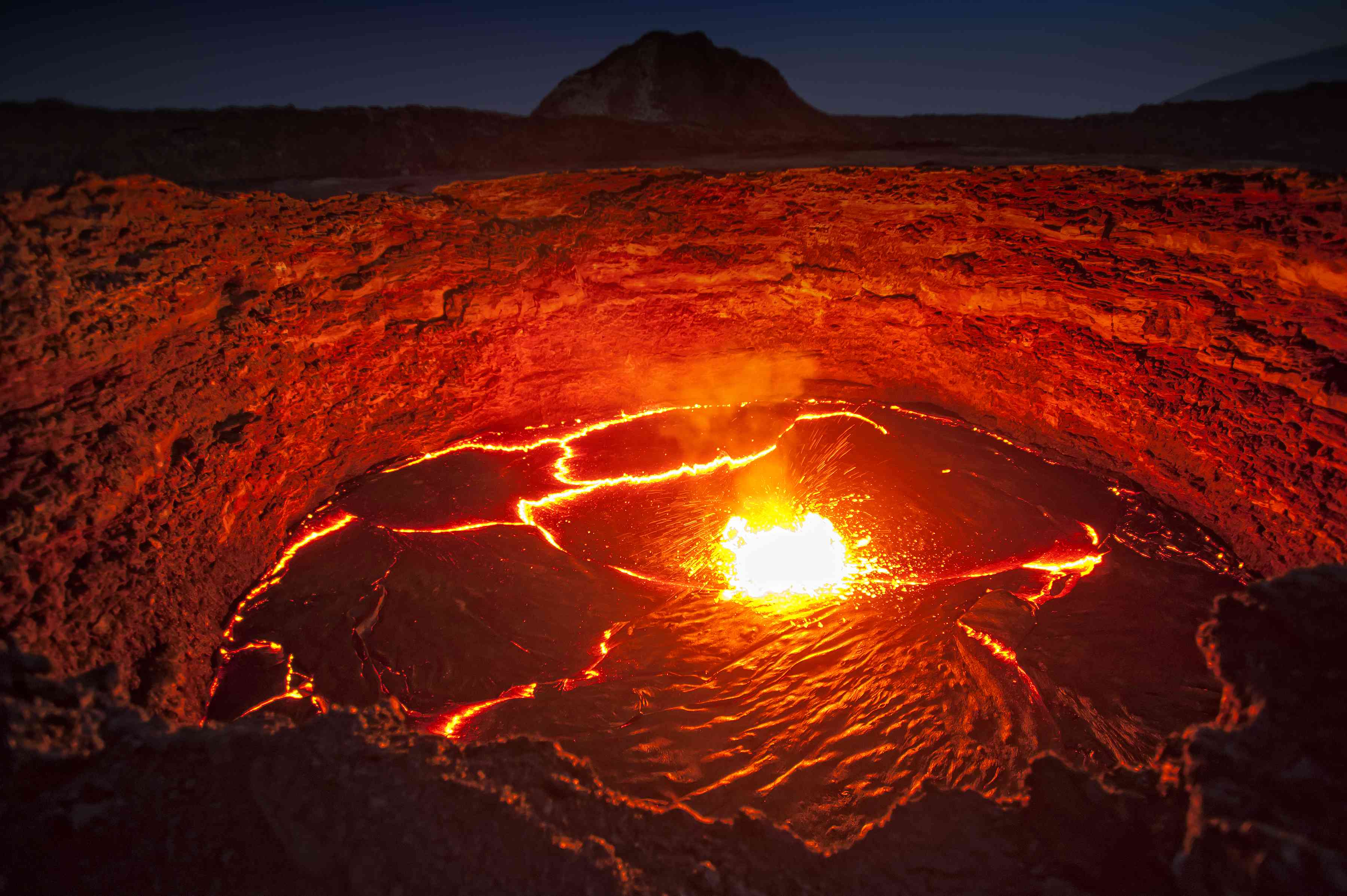 埃尔塔埃勒火山熔岩湖的鲜红色景观