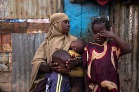 索马里妇女带着孩子＂width=