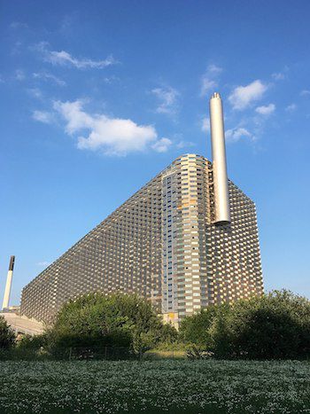 哥本哈根的Amager Bakke废物转化能源发电厂