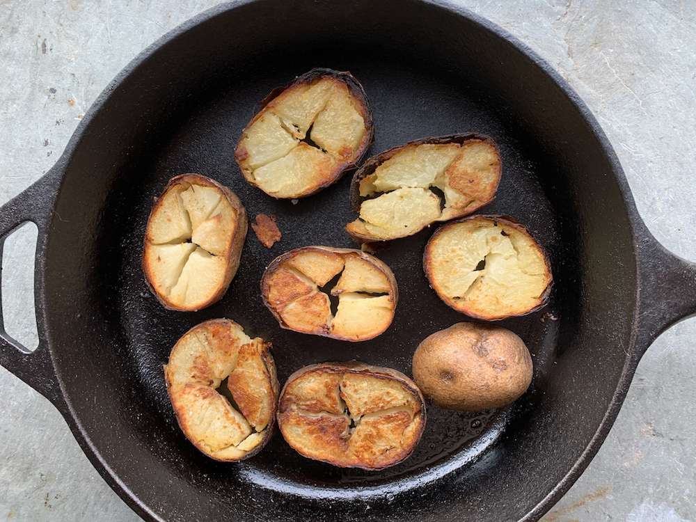 用铸铁锅煎烤土豆片