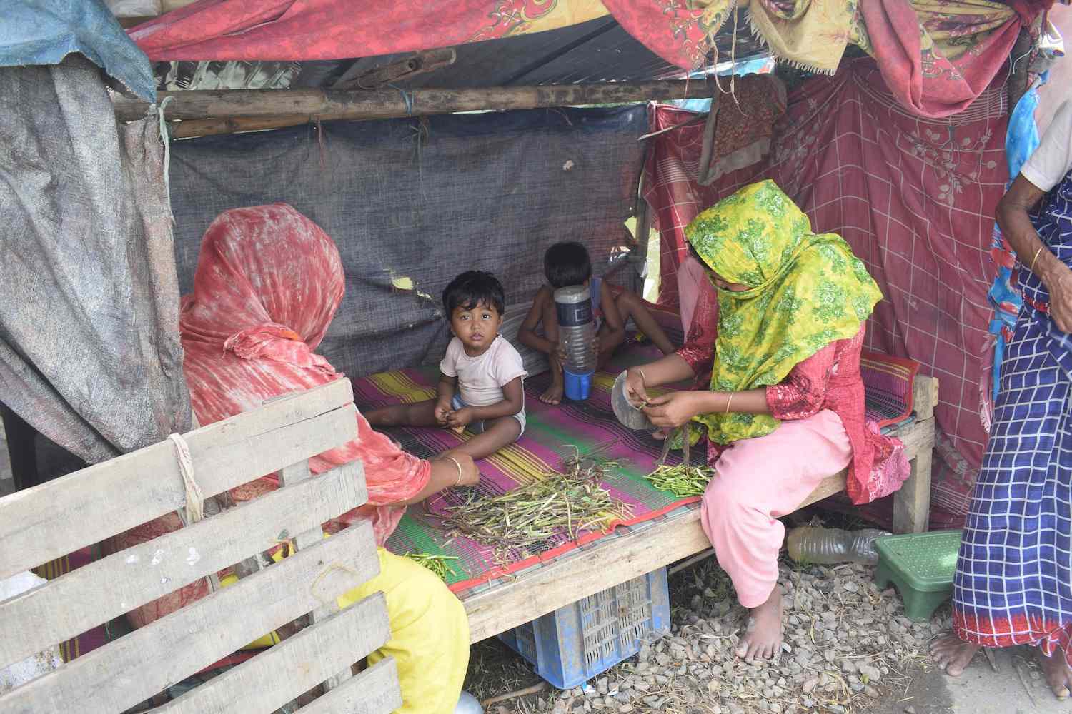 孟加拉国一间棚屋里的一家人