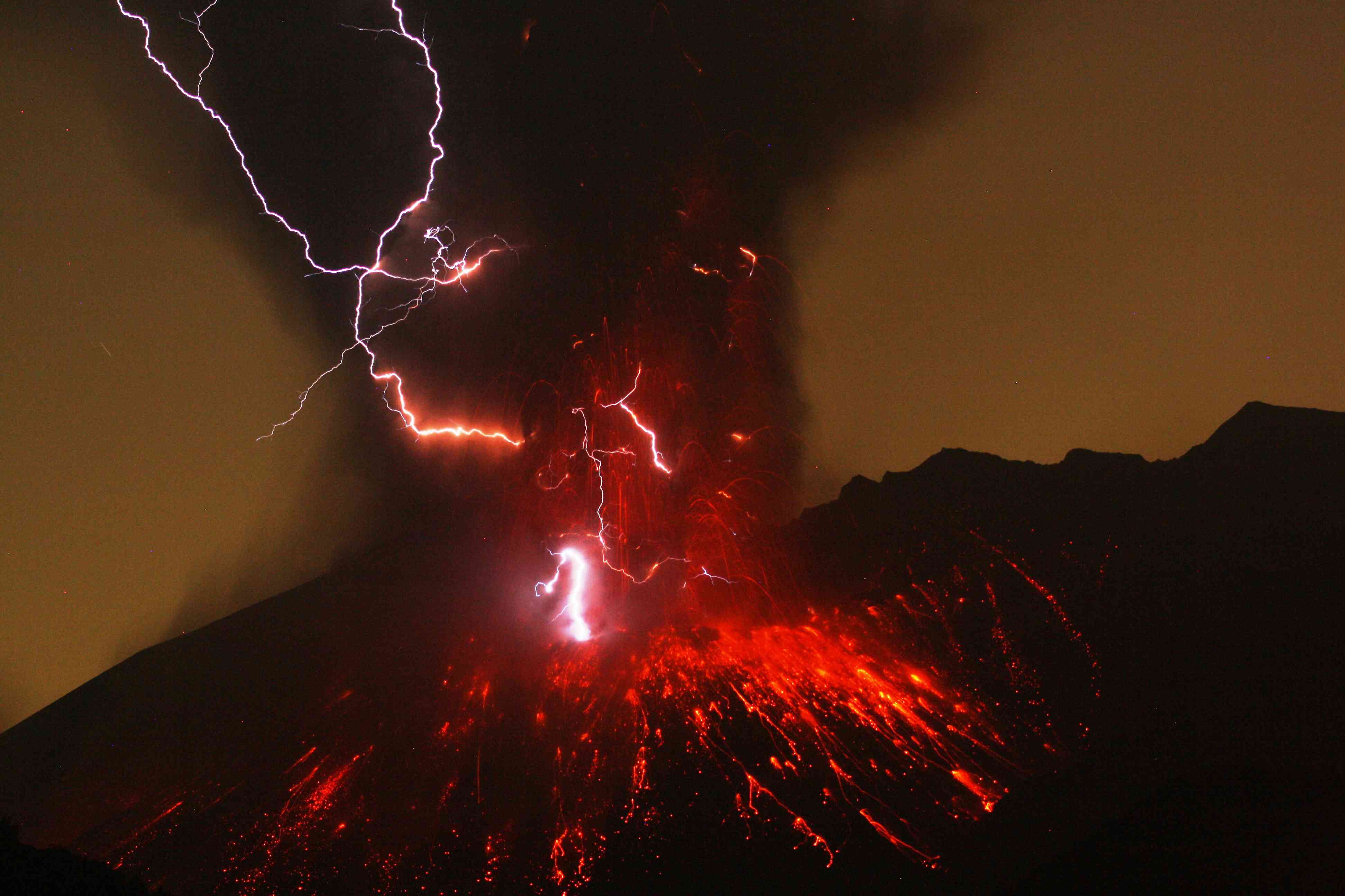 日本樱花岛的火山闪电和熔岩流“width=