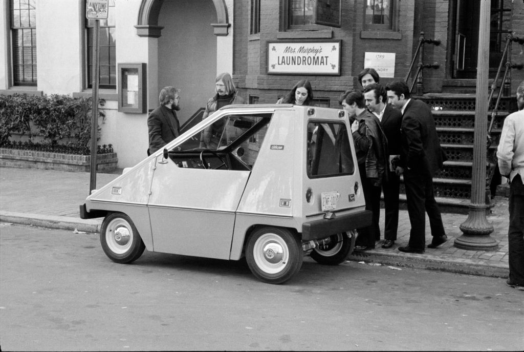 1974年2月18日，华盛顿特区，路人停在一辆塞布林-先锋citticar电动汽车旁。＂width=
