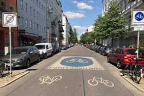 柏林的街道”width=