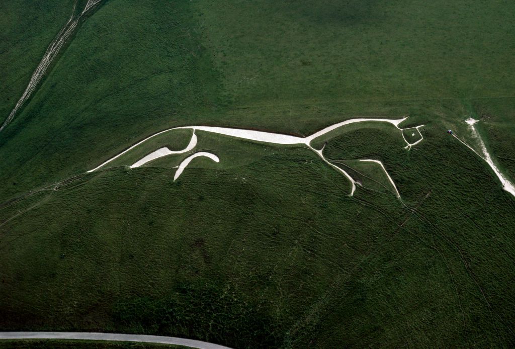 近距离鸟瞰图的乌芬顿白马雕刻在一个深绿色的小山覆盖的草
