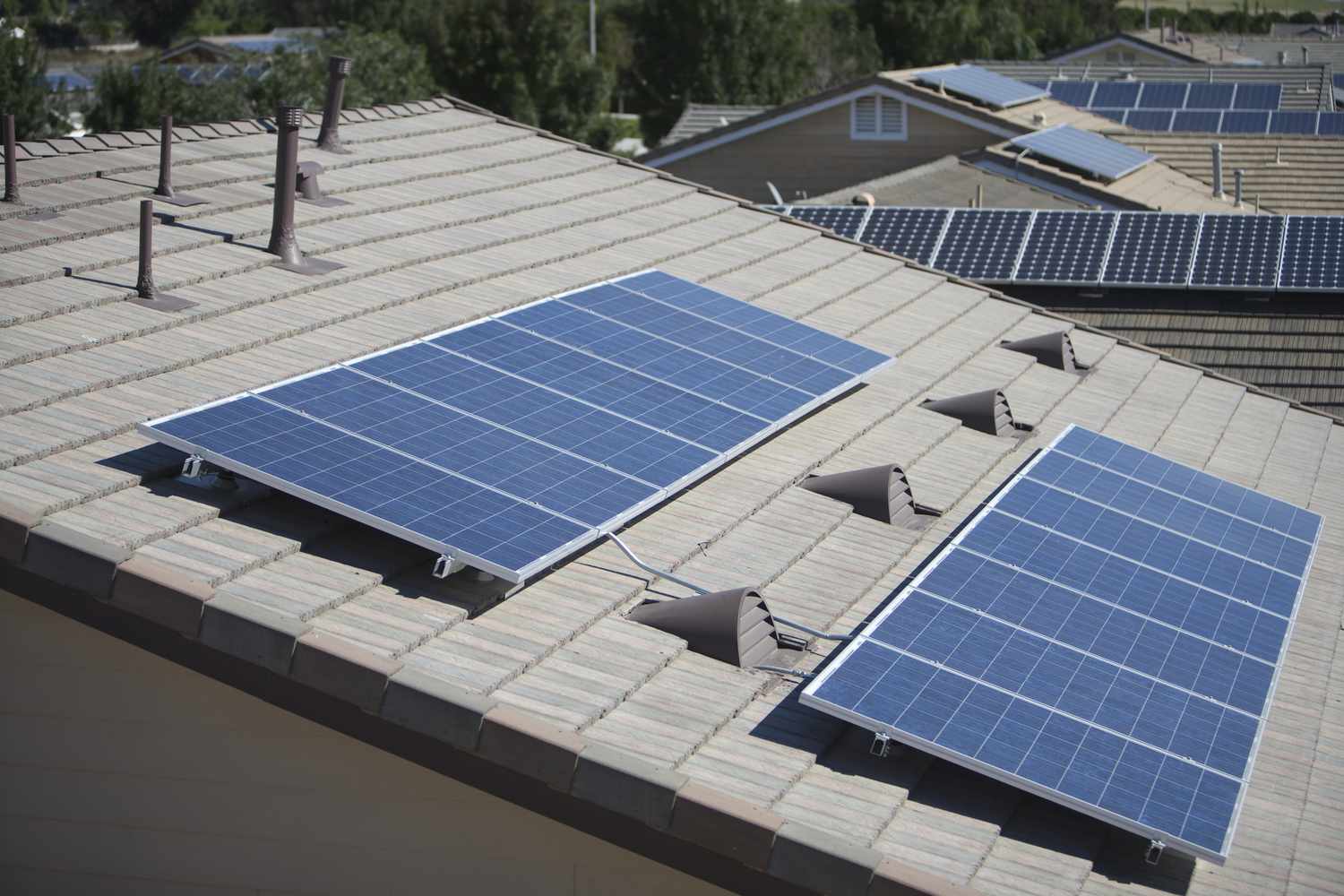 各种房屋屋顶上的太阳能电池板。