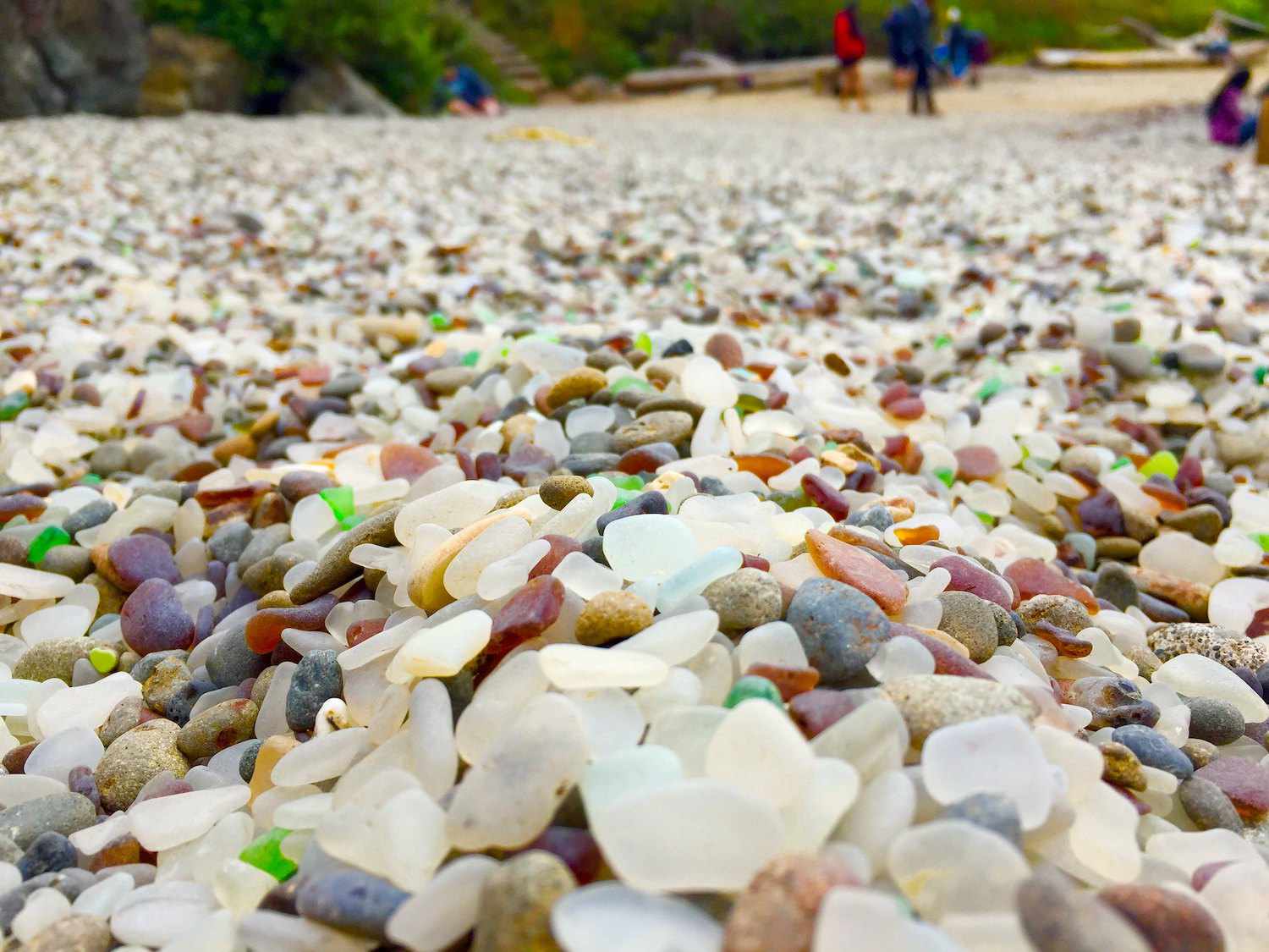 加州玻璃海滩上光滑的小岩石和玻璃的特写