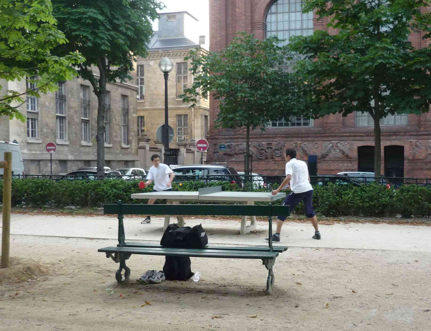 在巴黎打乒乓球