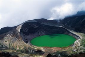 火山口像绿色的水和高大的左边＂width=