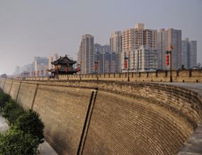 古老的西安城墙站在这座城市的现代的天际线。
